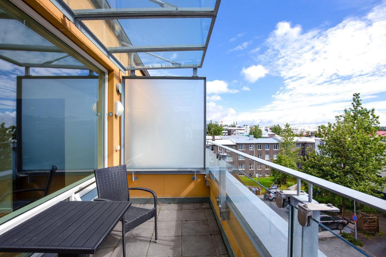 Penthouse Apartment On The Main Shopping Street Reykjavík Kültér fotó